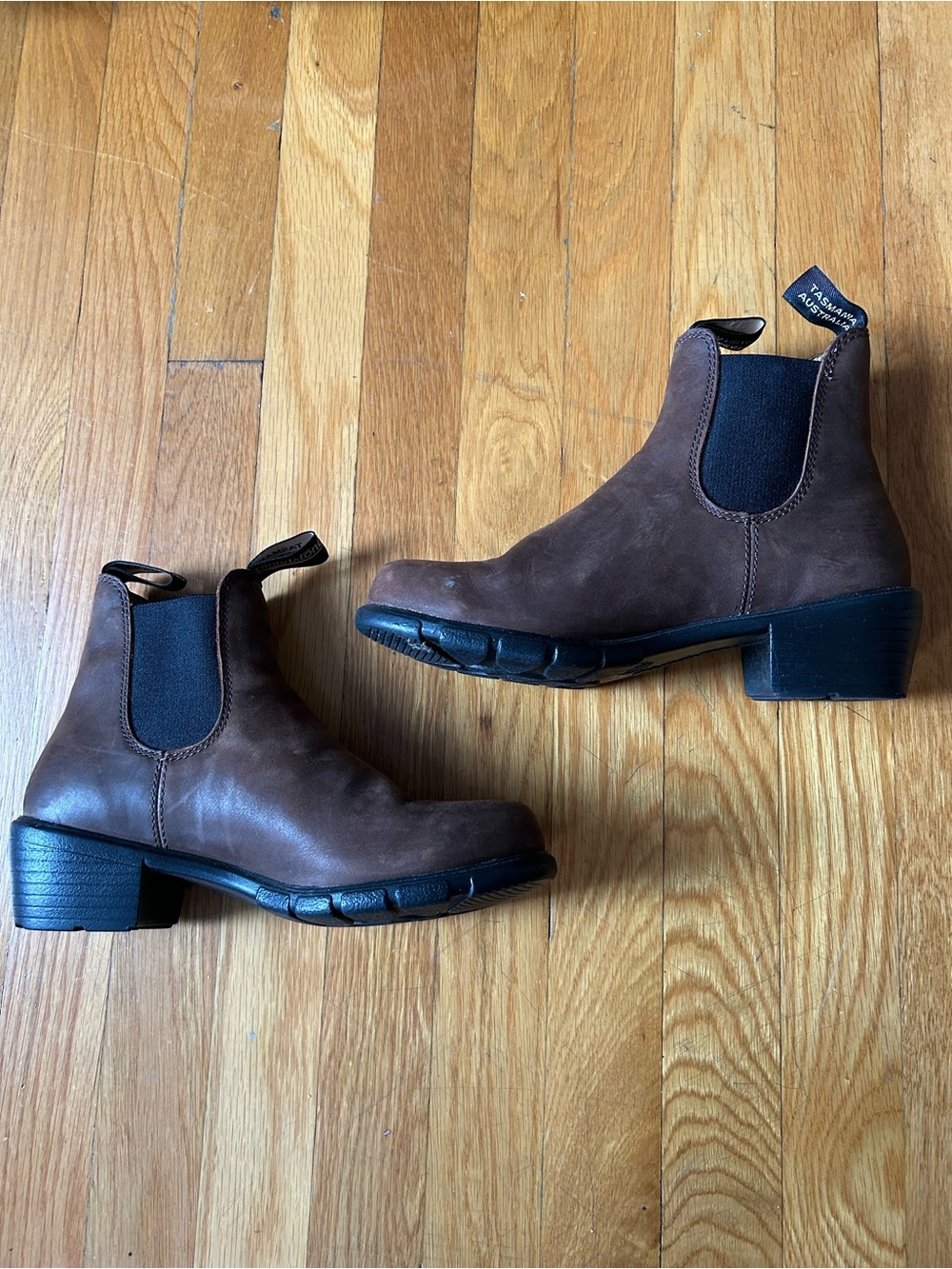 Blundstone Brown Chelsea Ankle Boots with Black Elastic Panels